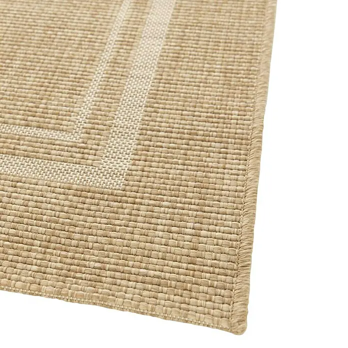 Alfombra exterior In&Out Guinea - Beige, 120 x 170 cm, Polipropileno - Primer plano de una alfombra de exterior beige con un borde en tono más claro, que agrega un acento decorativo y resalta la textura.
