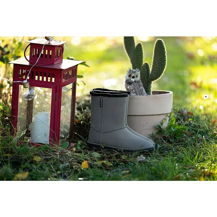 Black Fox Winterstiefel Cheyennetoo - Schuhgröße: 42, Schwarz - Graue Blackfox Winterstiefel neben einer roten Laterne und einem Kaktus mit einer Eule. Ideal für kalte Tage.