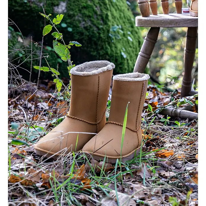 Black Fox Winterstiefel CheyennetooSchuhgröße: 40, Synthesekautschuk, Ocker - Draufsicht auf ein Paar hellbraune UGG-Boots mit Fellbesatz im Freien auf Laub und Gras. Ideal für gemütliche Wintertage.