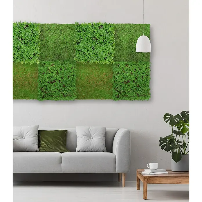 Jangal Wandpaneel Nature Design Flora - Thuja Tea Tree, 520 x 520 x 60 mm - Wandbild aus grünen Moosquadraten, das eine natürliche und beruhigende Atmosphäre in den Wohnraum bringt, mit einer Lampe daneben.