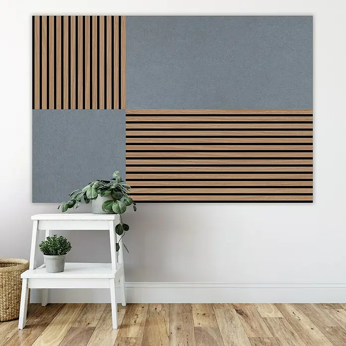 Jangal Wandpaneel Modular Wall PET Filz - Grey, 1.040 x 520 x 6 mm - Wandpaneel-Design mit Holzlatten und grauen Flächen, kombiniert modernes Aussehen mit natürlicher Textur, ideal für stilvolle Raumgestaltung.