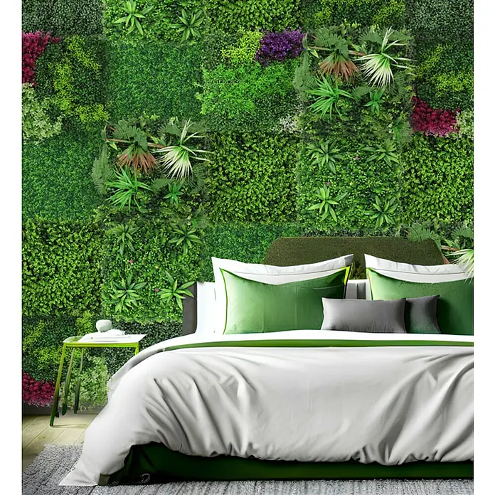 Jangal Wandpaneel Flora - Violet Mixed, 520 x 520 x 40 mm - Schlafzimmer mit grüner Wandbegrünung und einem Bett mit weißer Bettwäsche und grünen Akzenten für ein natürliches Ambiente.