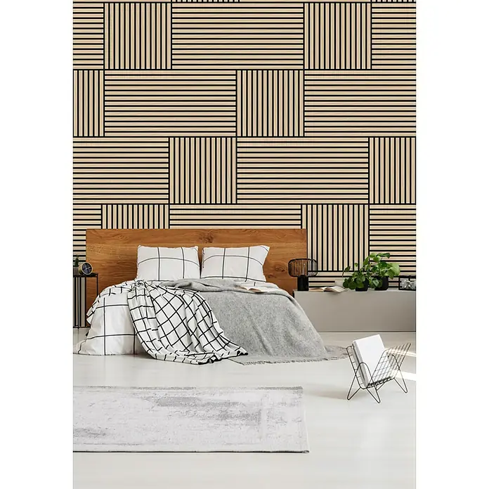 Jangal Akustikpaneel Modular Wall Furnier - Fanal Oak, 1.040 x 520 x 10 mm - Das Schlafzimmer verfügt über eine dekorative Wand mit horizontalen und vertikalen Linien, ein Holzbett und einen grauen Teppich.