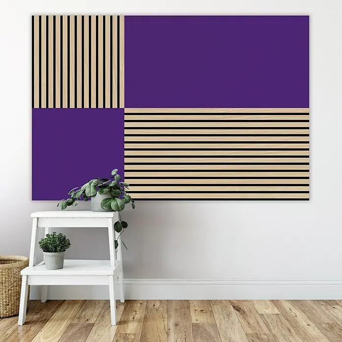 Jangal Wandpaneel Modular Wall PET Filz - Violet, 520 x 520 x 6 mm - Dekoratives Wandpaneel mit lila Flächen und Holzlattenmuster, das einen modernen und stilvollen Akzent in jedem Raum setzt.