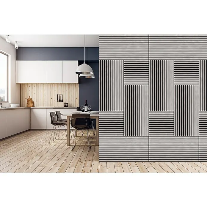 Jangal Akustikpaneel Modular Wall Furnier - Oulanka Oak, 520 x 520 x 10 mm - Ein moderner Raumteiler mit einem geometrischen Streifendesign, der als stilvolles architektonisches Element in einem hellen, modernen Raum dient.