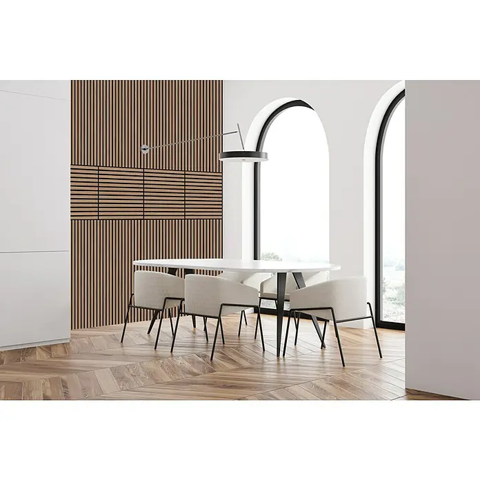 Jangal Akustikpaneel Modular Wall Furnier - Davert Oak, 520 x 520 x 10 mm - Ein helles Esszimmer mit einem modernen ovalen Tisch und Stühlen unter einer eleganten Hängelampe, ergänzt durch eine dekorative Holzpaneelwand.