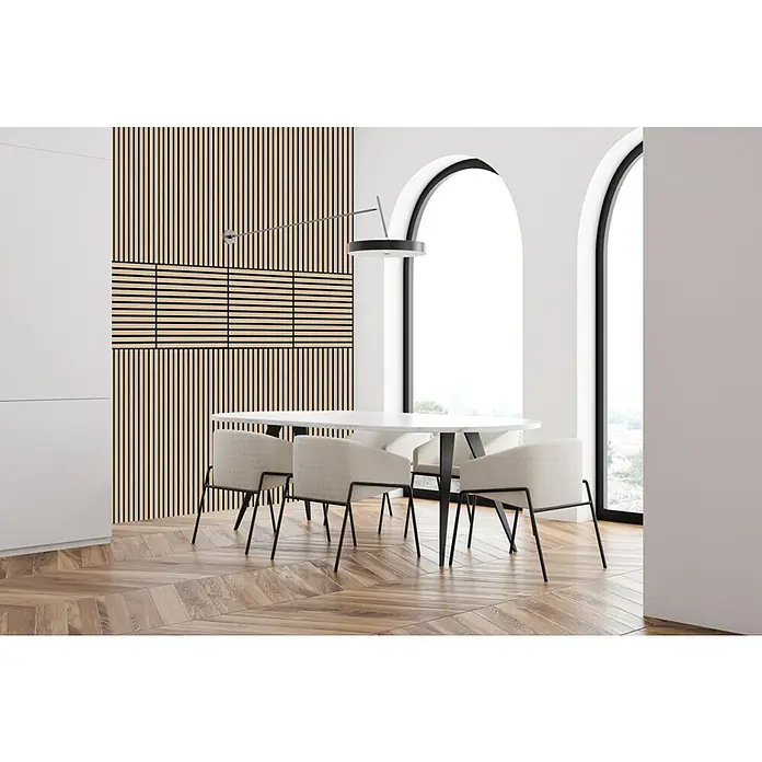 Jangal Akustikpaneel Modular Wall Furnier - Fanal Oak, 1.040 x 520 x 10 mm - Ein modernes Esszimmer mit einem runden Tisch, vier Stühlen und einer auffälligen Wandpaneele in Holzoptik. Die Pendelleuchte setzt einen stilvollen Akzent.