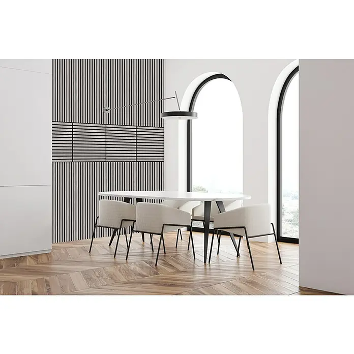 Jangal Akustikpaneel Modular Wall Furnier - Oulanka Oak, 520 x 520 x 10 mm - Ein Esszimmer mit einem ovalen Tisch, umgeben von Stühlen mit hellem Stoff und einem modernen Lampenschirm darüber. Elegantes Design.