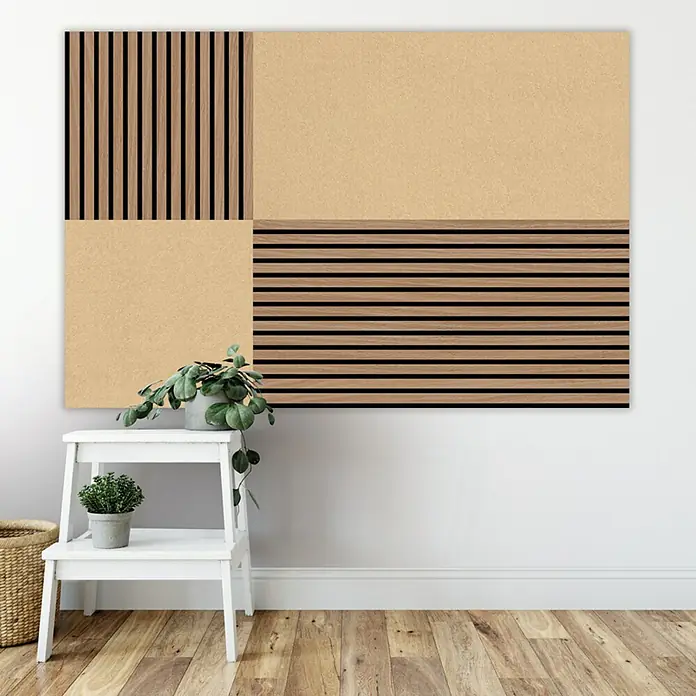 Jangal Wandpaneel Modular Wall PET Filz - Cream, 520 x 520 x 6 mm - Diese Nahaufnahme zeigt ein Paneel mit Holzlatten und glatten Flächen, ideal für eine moderne Wandgestaltung.