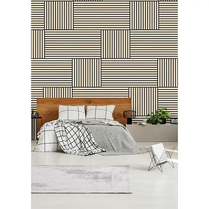 Jangal Akustikpaneel Modular Wall Furnier - Letea Oak, 520 x 520 x 10 mm - Schlafzimmer mit stilvoller Bettwäsche, gemusterter Decke und einem auffälligen geometrischen Wanddesign in Schwarz und Beige.