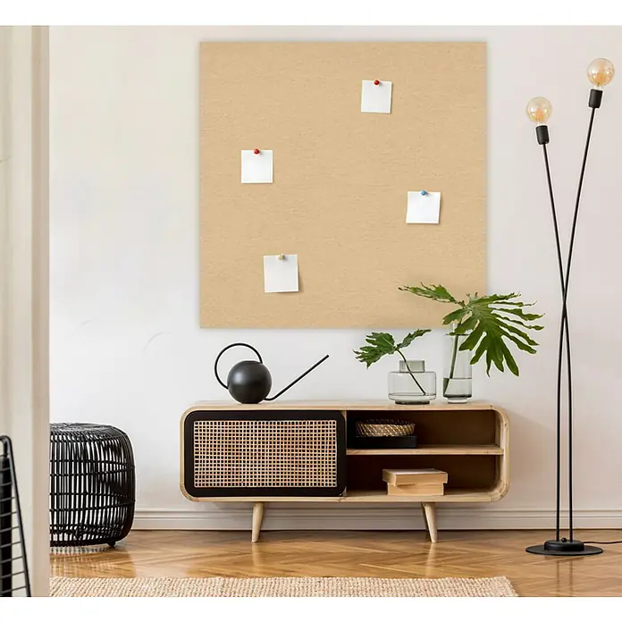 Jangal Wandpaneel Modular Wall PET Filz - Cream, 1.040 x 520 x 6 mm - Innenraum mit einem stilvollen Lowboard aus hellem Holz, einer Korktafel mit Notizen und einer modernen Stehlampe.