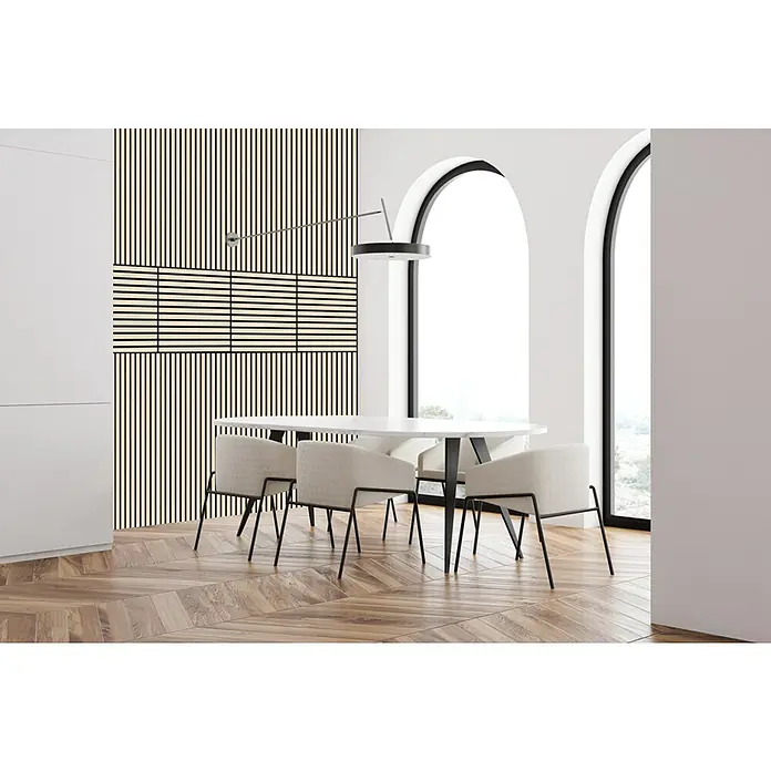 Jangal Akustikpaneel Modular Wall Furnier - Letea Oak, 520 x 520 x 10 mm - Esszimmer mit modernem Esstisch, vier Stühlen, stilvoller Wandverkleidung und großen Bogenfenstern für ein helles Ambiente.