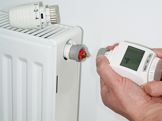 Heizkörper-Thermostat wird eingesetzt