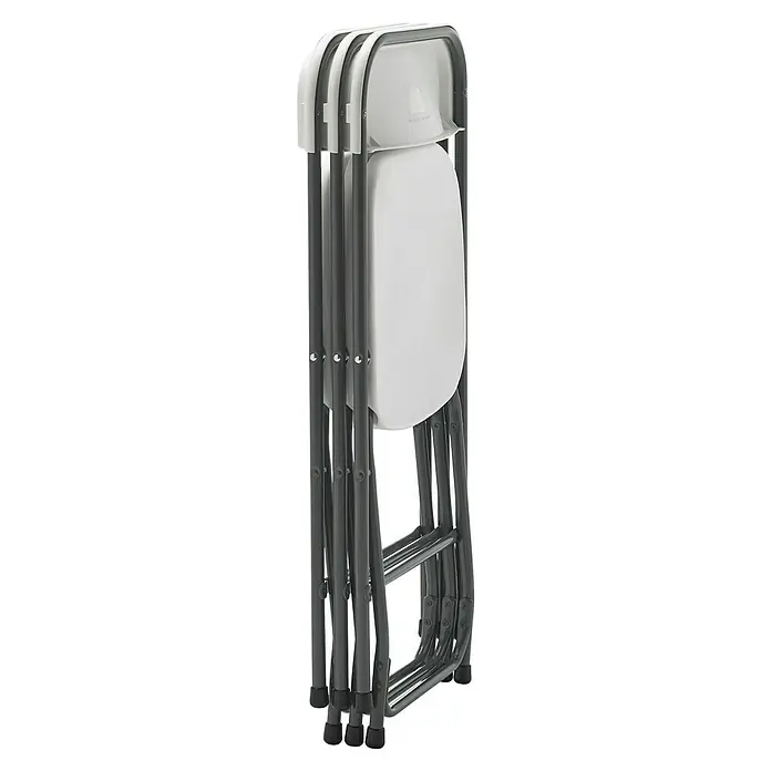 Silla de jardín Every - 45 x 45 x 80 cm, Blanco roto, HDPE/Acero - Sillas plegables apiladas. Las sillas plegables tienen estructuras grises con asientos y respaldos blancos, apiladas para un almacenamiento compacto.