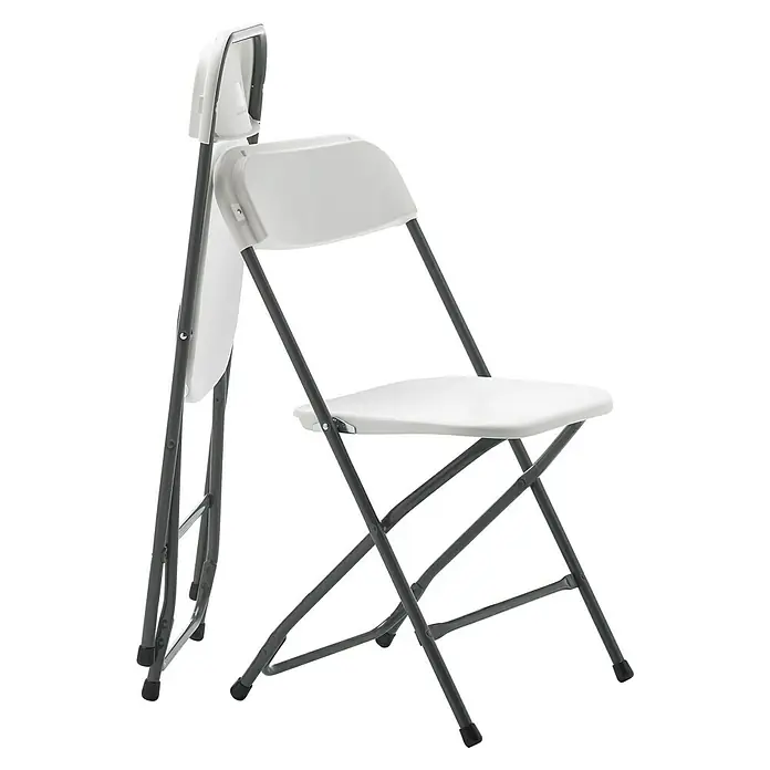 Silla de jardín Every - 45 x 45 x 80 cm, Blanco roto, HDPE/Acero - Sillas plegables: Una silla blanca plegable está al lado de otra plegada, ideal para eventos y almacenamiento que ahorra espacio.