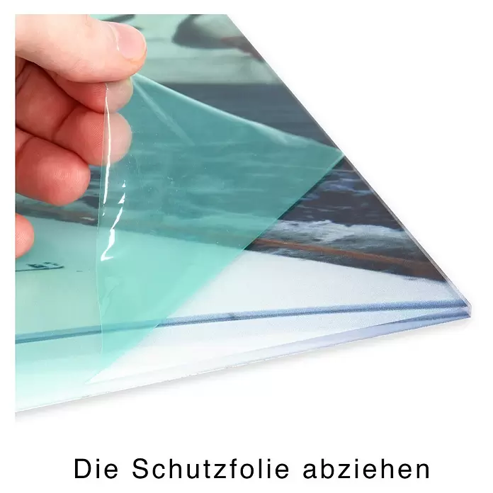 Glasbild - Gesicht Gold, B x H: 75 x 75 cm - Hand zieht blaugrüne Schutzfolie von klarer Acrylplatte ab.