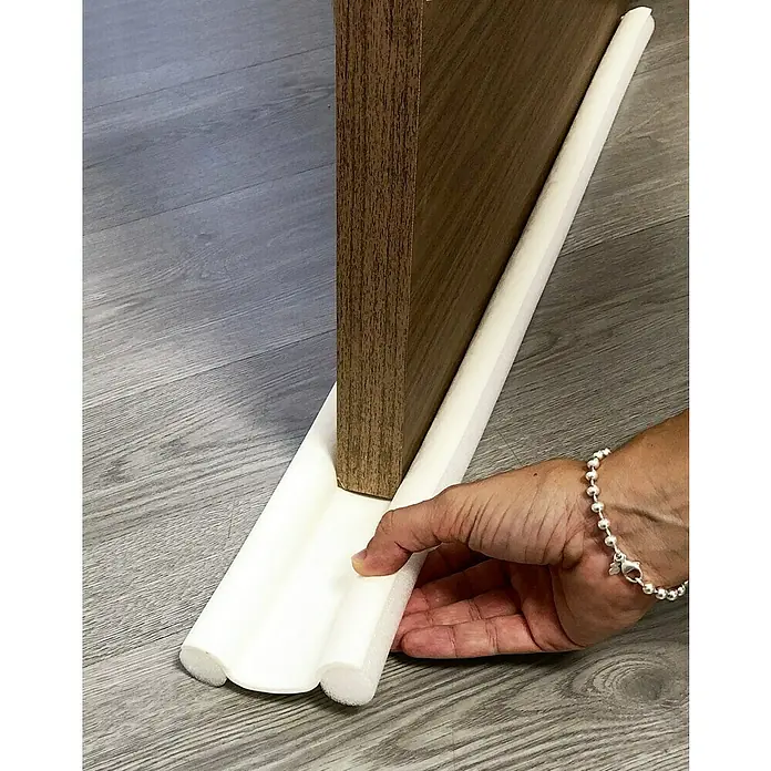Junta para puerta Rodillo - Blanco, Largo: 95 cm - Burlete de espuma colocado bajo una puerta para bloquear corrientes de aire y ahorrar energía. Útil burlete para puertas de hogares y oficinas.
