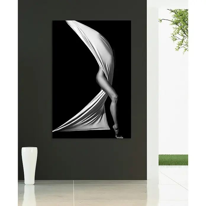Glasbild - Verhüllte Frau, B x H: 100 x 150 cm - Schwarz-Weiß-Fotodruck auf Leinwand, das eine weibliche Figur mit fließendem Stoff vor einem dunklen Hintergrund zeigt. Ein elegantes Kunstwerk für moderne Räume.