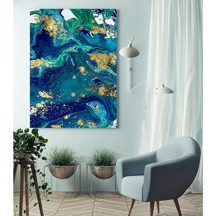 Glasbild - Marmor Türkis, B x H: 120 x 80 cm - Elegantes Zimmer mit einem abstrakten Wandbild in Blau- und Goldtönen, das eine stilvolle und moderne Atmosphäre schafft.