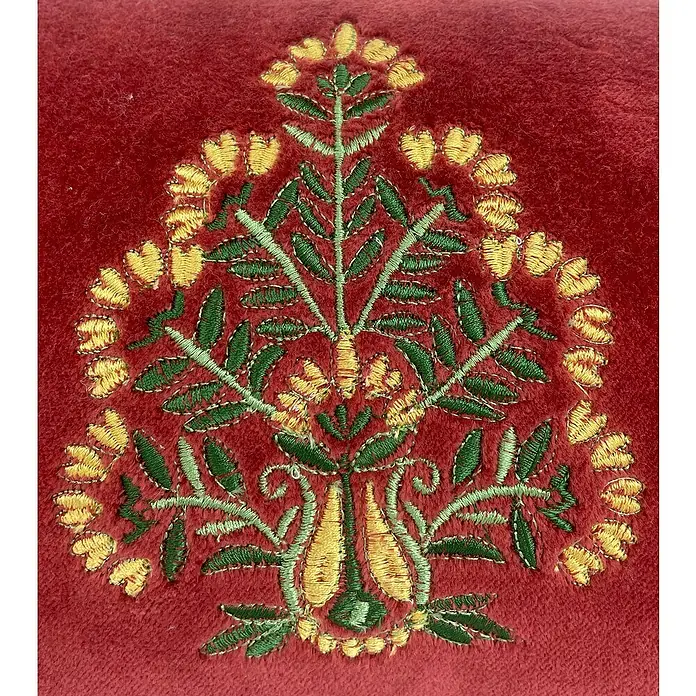 Cojín Velvet Remy - 30 x 20 cm, Textil, Teja, Rectangular - Primer plano de un tejido rojo con intrincados bordados florales en tonos amarillos y verdes, una obra de arte textil decorativa.