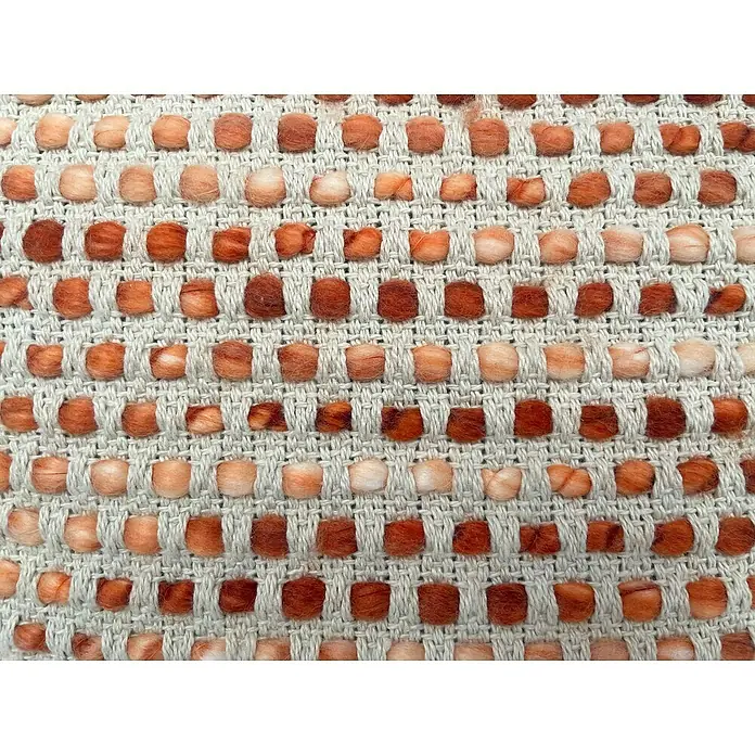 Cojín Dakira - 45 x 45 cm, Textil, Teja, Cuadrado - Primer plano de un cojín texturizado que muestra tonos marrones y beige, mostrando una textura acogedora y atractiva.