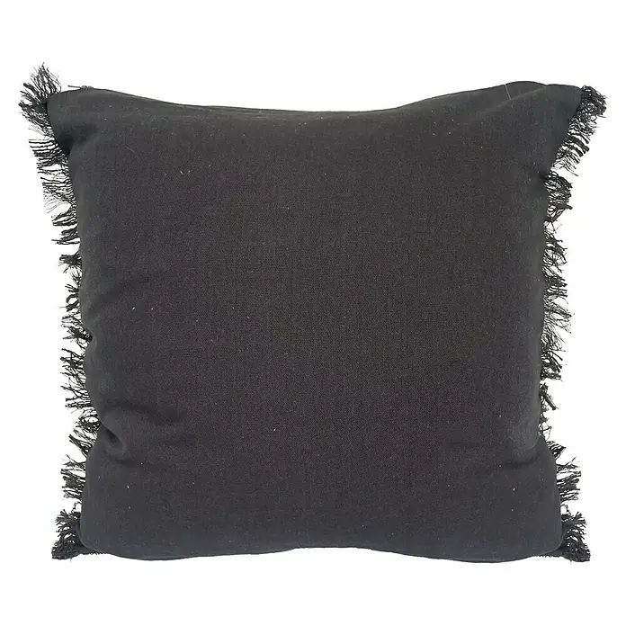 Cojín Akshaa - 45 x 45 cm, Textil, Gris, Cuadrado - Primer plano de un cojín cuadrado negro con flecos sobre un fondo negro. El cojín se ve suave y cómodo.