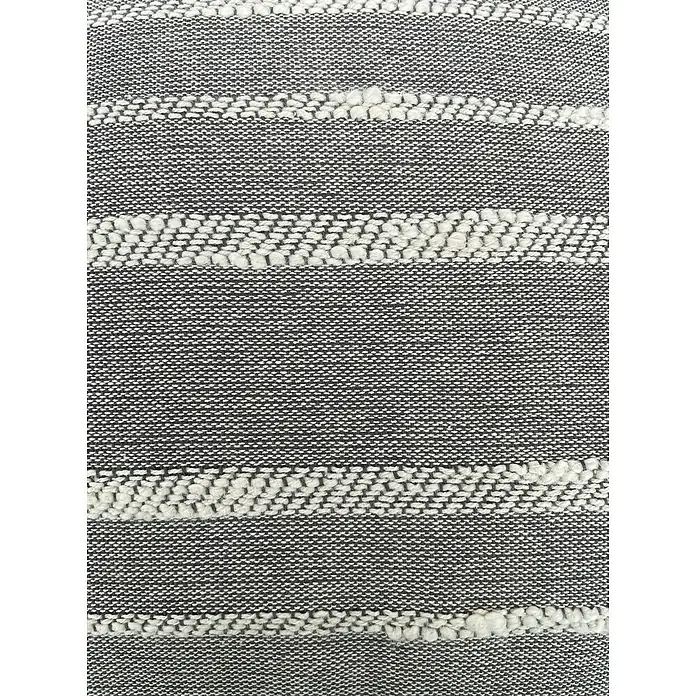 Cojín Akshaa - 45 x 45 cm, Textil, Gris, Cuadrado - Primer plano de una tela a rayas con un fondo gris texturizado y rayas blancas decorativas.