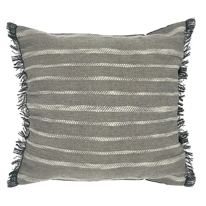 Cojín Akshaa - 45 x 45 cm, Textil, Gris, Cuadrado - Un cojín decorativo gris con un patrón de rayas y flecos, que añade un toque de textura y estilo a cualquier habitación. Ideal para sofá o cama.