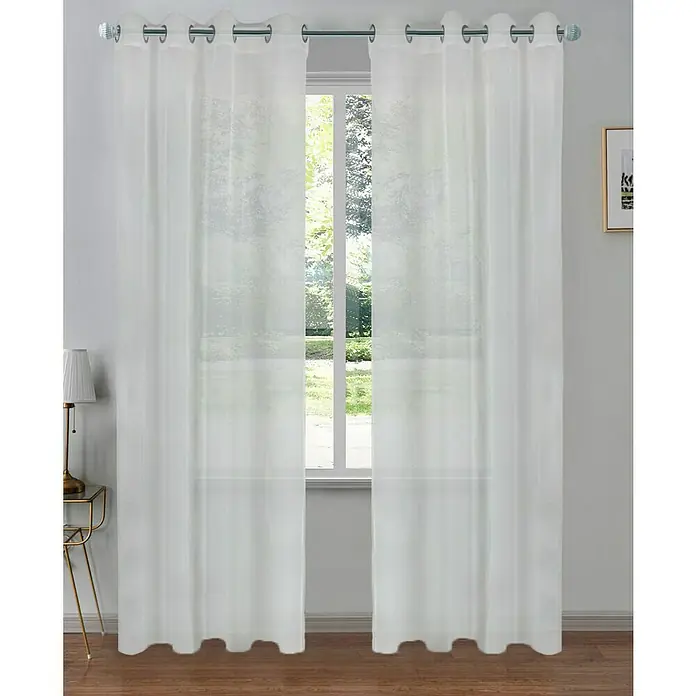Visillo para ventana Dorial - An x Al: 140 x 260 cm, 100% poliéster, Blanco - Cortinas blancas translúcidas con ojales metálicos cuelgan frente a una ventana, dando un toque elegante a la habitación.