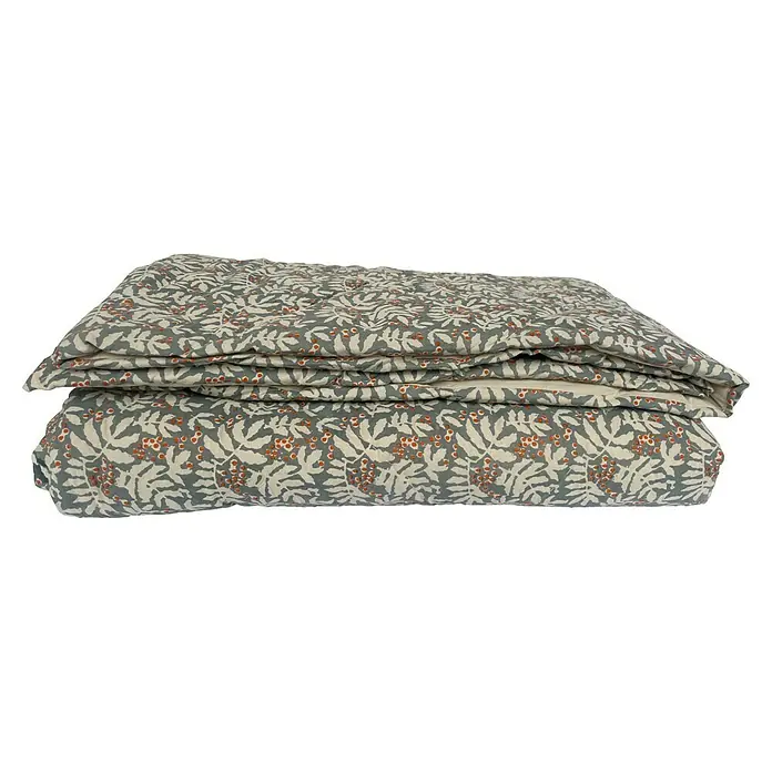 Manta para sofá Otoño - Textil, Azul/Crudo - Una colcha acolchada con un elegante diseño de hojas y bayas, perfecta para añadir un toque especial a la decoración de tu dormitorio.