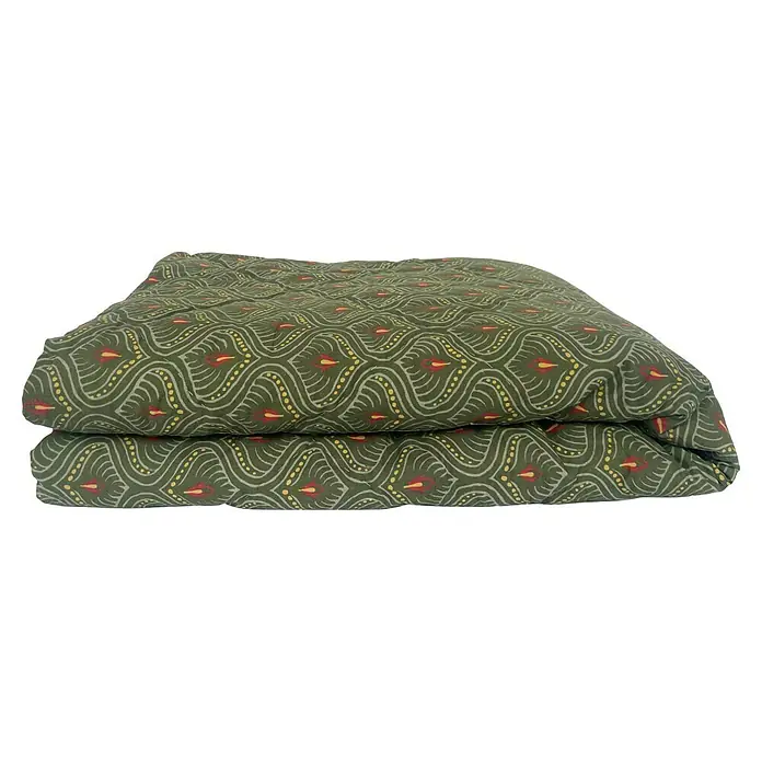 Manta para sofá Rehegar - Textil, Verde - Una colcha plegada y acolchada con un patrón verde con puntos amarillos y detalles rojos, creando un ambiente acogedor y agradable.