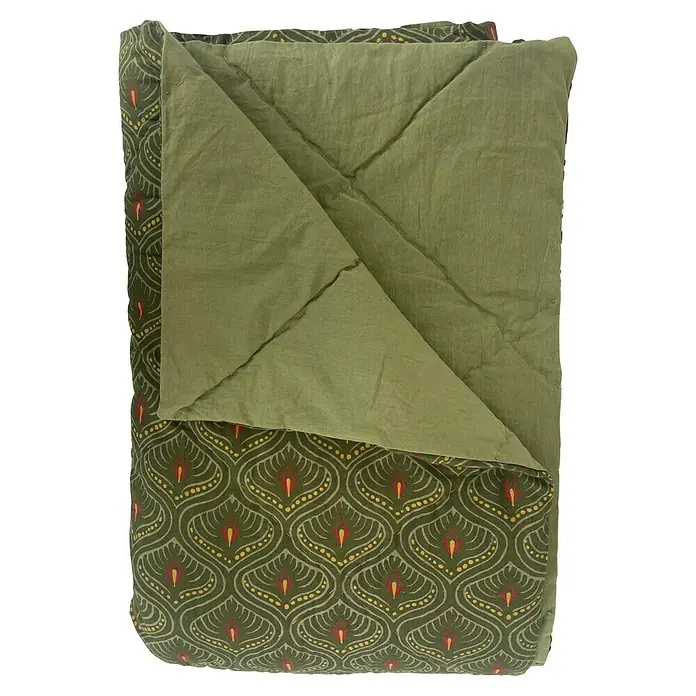 Manta para sofá Rehegar - Textil, Verde - Primer plano de una colcha verde acolchada con un patrón abstracto. La manta está parcialmente doblada, revelando un forro verde liso.