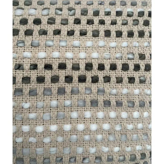 Cojín Dakira - 45 x 45 cm, Textil, Gris, Cuadrado - Primer plano de una alfombra beige, con toques claros y oscuros, destacando su detallada textura tejida.