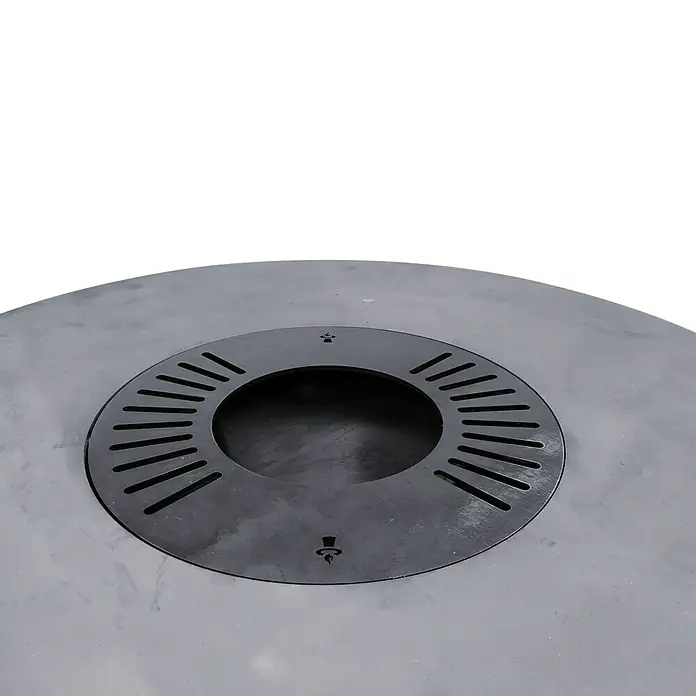 Remundi Wok-Ring M - Ø x H: 35 x 0,5 cm, Stahl - Nahaufnahme eines stilvollen runden Feuerkorbs mit einem dekorativen schwarzen Metalleinsatz und Lüftungsschlitzen für optimale Luftzirkulation.