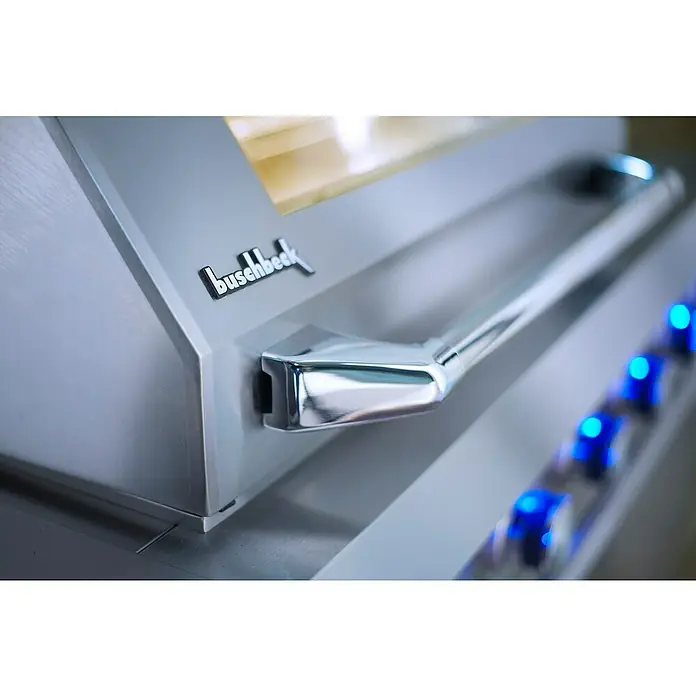 Buschbeck Outdoorküche Oxford - Edelstahl, Anzahl Brenner: 4 - Nahaufnahme eines Buschbeck-Grills mit silbernem Griff und blauen Lichtern, der das moderne Design und die hochwertige Verarbeitung hervorhebt.
