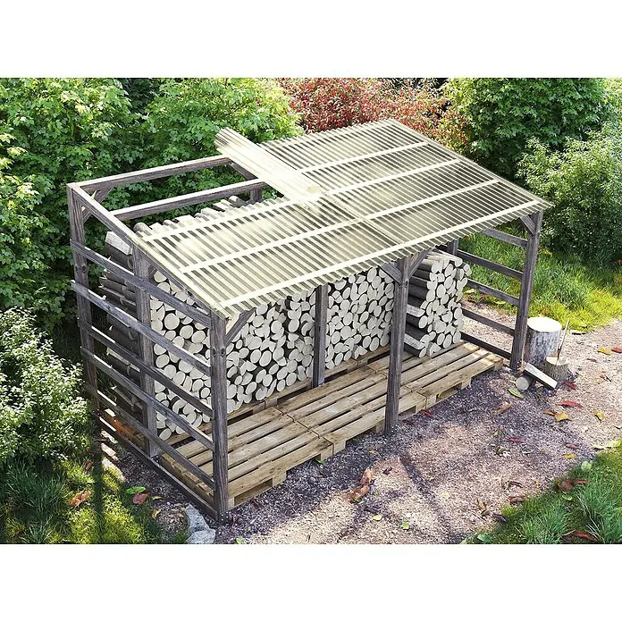 Wellpolyester Owellan - 1,5 x 10 m, 76/18 mm - Ein rustikaler Holzschuppen, gefüllt mit gestapeltem Brennholz, steht auf einer Holzpalette und bietet Schutz vor Witterungseinflüssen im Garten.