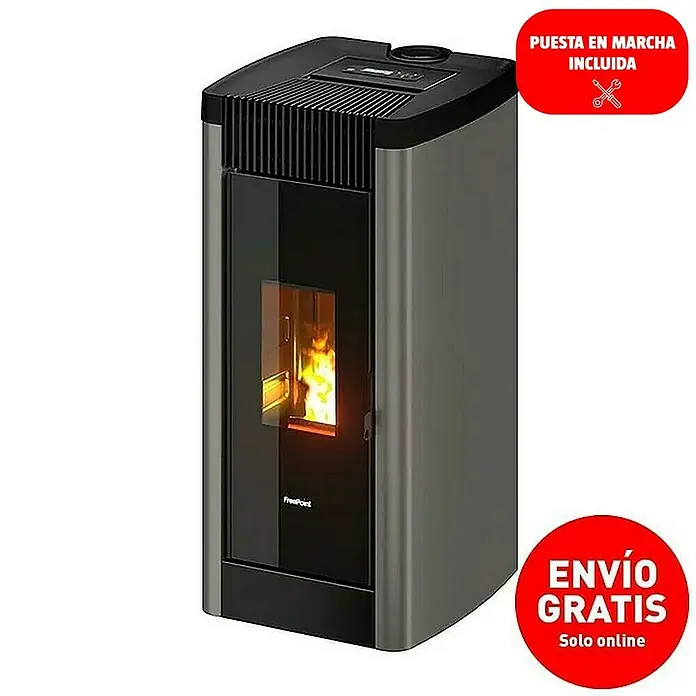 FreePoint Estufa de pellets Steel Wifi canalizable - 8,5 kW, Volumen de calefacción: 70 m³ - 238 m³, Titanium - Una vista cercana de una estufa de pellets Fredport con puerta de cristal, mostrando un fuego ardiendo. Ideal para calor acogedor.