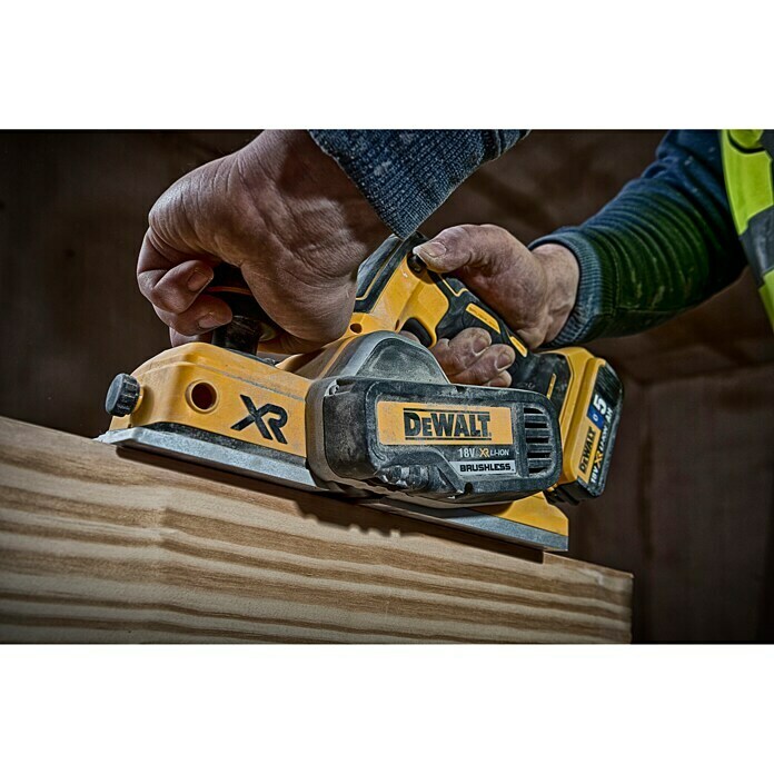 Dewalt XR Akku-Handhobel DCP580NT18 V, Ohne Akku, Hobelbreite: 82 mm Use Shot