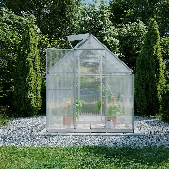Geo garden Gewächshaus Paris - Außenmaß inkl. Dachüberstand (B x T): 178,2 x 113,2 cm, Silber - Nahaufnahme eines Gewächshauses aus Polycarbonat, das im Garten steht, mit Pflanzen im Inneren, umgeben von Grün.