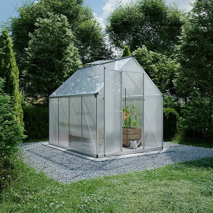 Geo garden Gewächshaus Paris - Außenmaß inkl. Dachüberstand (B x T): 178,2 x 223,6 cm, Silber - Ein transparentes Gewächshaus mit geöffneter Tür inmitten eines grünen Gartens, umgeben von Bäumen.