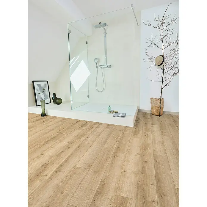 Parador Designbodenmuster Modular ONE Eiche Verona - 200 x 194 x 8 mm, Landhausdiele - Helles Badezimmer mit beigem Laminatboden, ebenerdiger Dusche mit Glaswand und Deko-Elementen. Der Laminatboden sorgt für Wärme und Natürlichkeit.