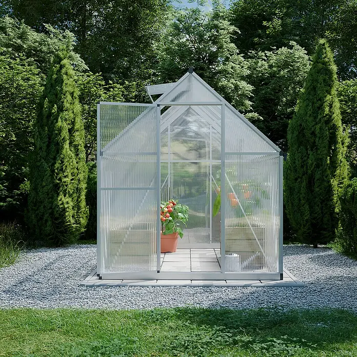Geo garden Gewächshaus Paris - Außenmaß inkl. Dachüberstand (B x T): 178,2 x 223,6 cm, Silber - Das Bild zeigt ein Gewächshaus mit geöffneter Tür, in dem Tomatenpflanzen wachsen. Es steht auf einem Kiesweg in einem Garten.