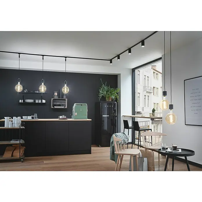 Paulmann LED-Lampe Reflektor Standard - GU10, Dimmbar, Neutralweiß, 460 lm, 7 W, 1 Stk., Schwarz - Eine moderne Küche mit stilvollen Lampen, schwarzen Schränken, einem SMEG-Kühlschrank und Holzböden.