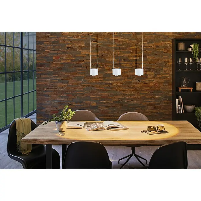 Paulmann URail LED-Pendelleuchte Aldan - Signalweiß, Höhe: 150 cm, Dimmbar - Elegante Esstischszene mit modernen Pendelleuchten, die warmes Licht spenden. Der Tisch ist mit einem Buch und Geschirr für eine gemütliche Atmosphäre dekoriert.