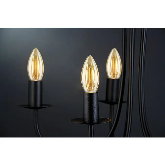 Paulmann LED-Lampe Vintage 1879 Filament - E14, Nicht Dimmbar, Warmweiß, 160 lm, 2 W, 1 Stk. - Detailaufnahme eines eleganten schwarzen Kerzenleuchters mit warm leuchtenden Glühbirnen in Kerzenform vor dunklem Hintergrund.