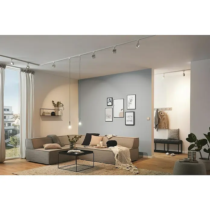 Paulmann URail Pendelleuchte bASIC - Signalweiß, Höhe: 150 cm - Ein gemütliches Wohnzimmer mit einem modularen Sofa unter flexiblen Stromschienenleuchten, die den Raum ausleuchten. Die Beleuchtung setzt Akzente.