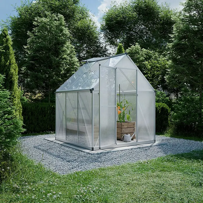 Geo garden Gewächshaus Paris - Außenmaß inkl. Dachüberstand (B x T): 178,2 x 168,4 cm, Silber - Ein Gewächshaus aus transparentem Kunststoff mit silberfarbenem Rahmen steht im Garten, umgeben von Bäumen und Sträuchern.