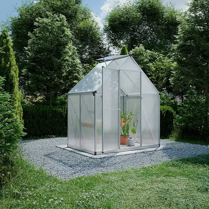 Geo garden Gewächshaus Paris - Außenmaß inkl. Dachüberstand (B x T): 178,2 x 113,2 cm, Silber - Ein Gewächshaus mit Pflanzen steht im Garten und bietet einen Platz zum Gärtnern und Entspannen.