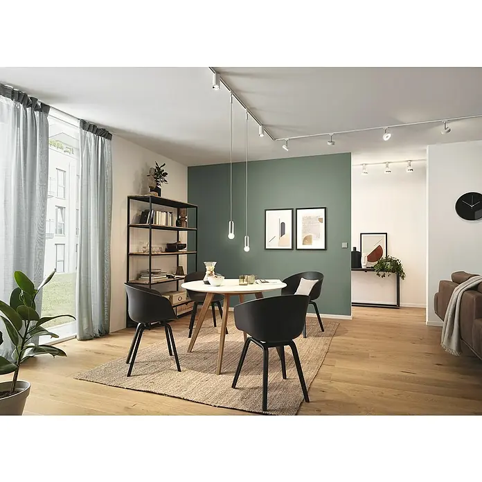 Paulmann URail LED-Spot Circle - Signalweiß, 5 x 9,8 x 15,4 cm, Neutralweiß - Einrichtungsidee mit runden Esstisch und minimalistischen Stühlen unter Pendelleuchten, ergänzt durch Regale und Kunst, für ein modernes Ambiente.