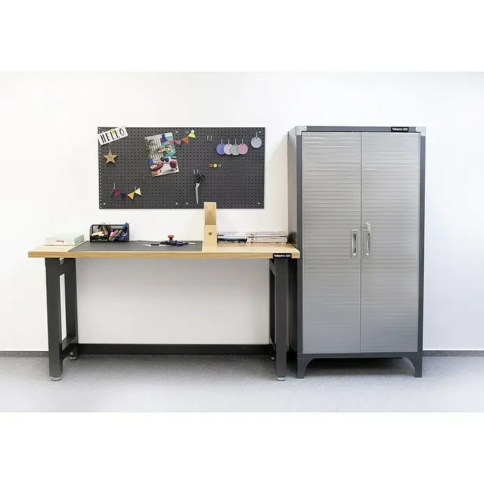 Wisent Werkbank - L x B: 182,5 x 63 cm, Arbeitshöhe: 96 cm, Belastbarkeit: 450 kg, Grau - Arbeitsplatz mit einer Werkbank und einem Rolladenschrank. Viel Stauraum und eine praktische Arbeitsfläche für Hobby und Werkstatt.